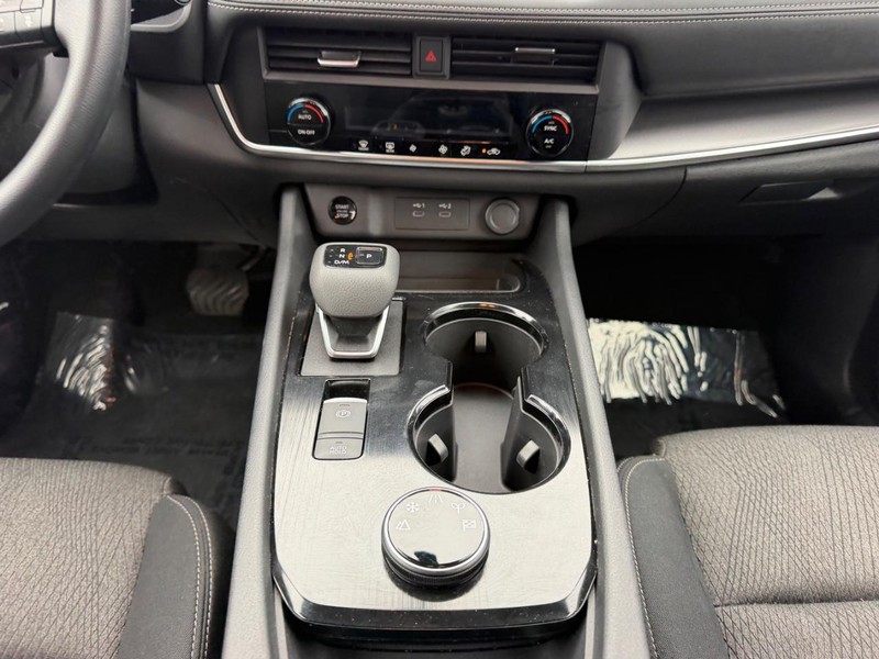 Nissan Rogue Vehicle Image 15