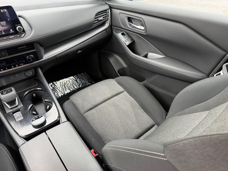 Nissan Rogue Vehicle Image 16