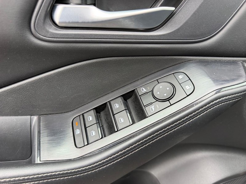 Nissan Rogue Vehicle Image 17