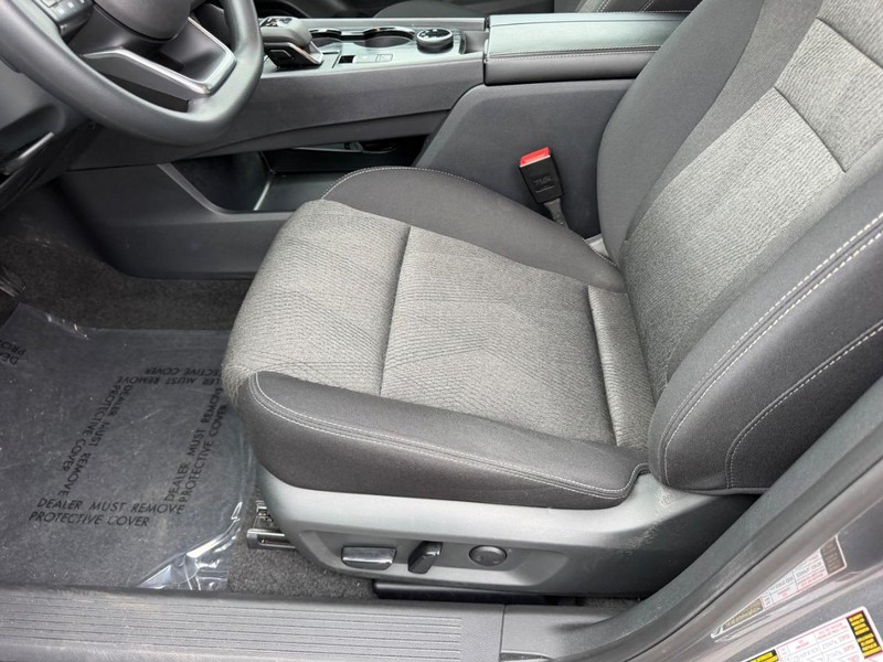 Nissan Rogue Vehicle Image 18
