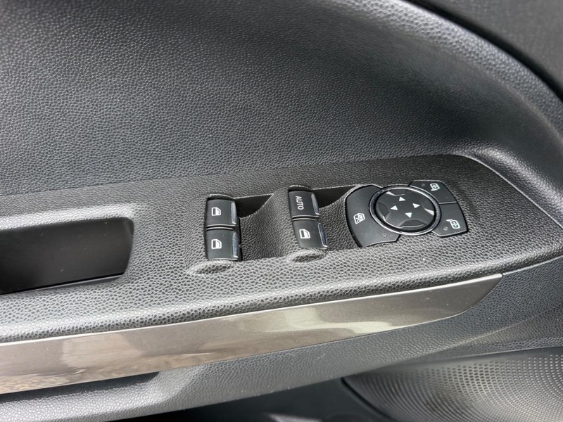 Ford EcoSport Vehicle Full-screen Gallery Image 17