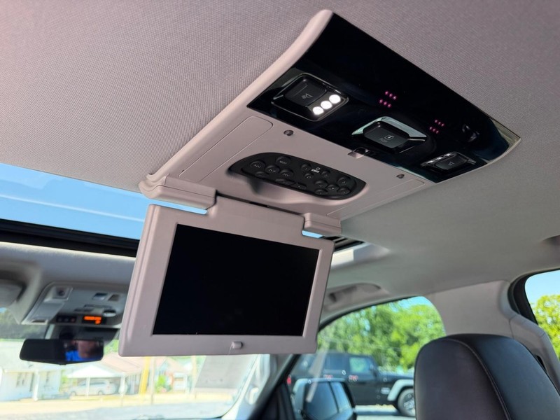 Cadillac Escalade Vehicle Image 11