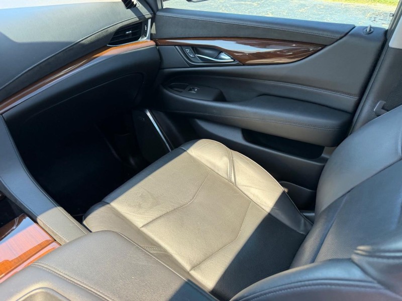 Cadillac Escalade Vehicle Image 19