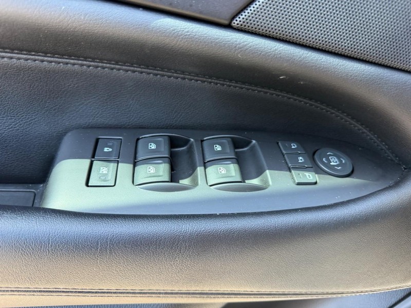 Cadillac Escalade Vehicle Image 20