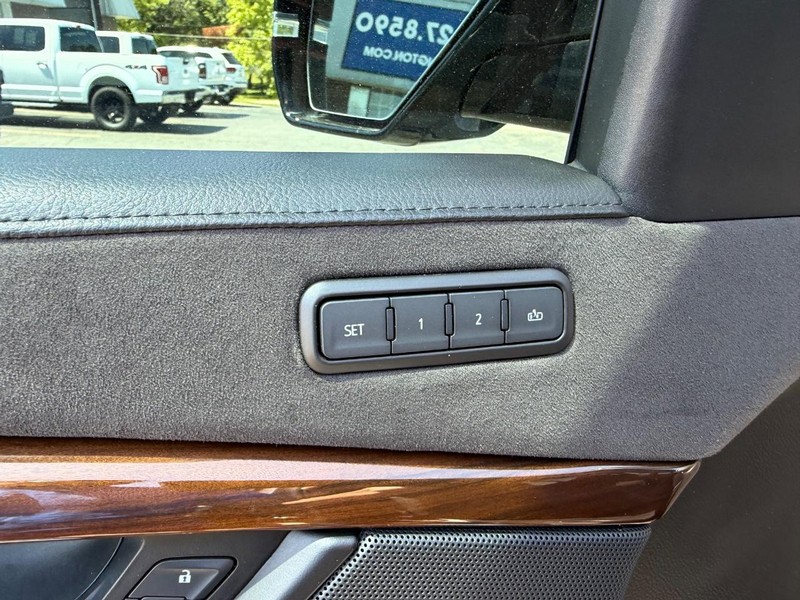 Cadillac Escalade Vehicle Image 21