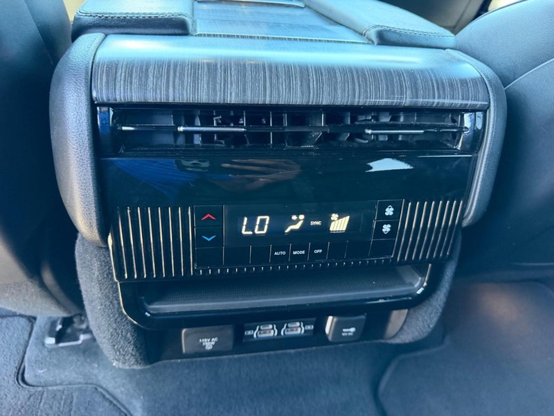 Jeep Wagoneer Vehicle Image 10