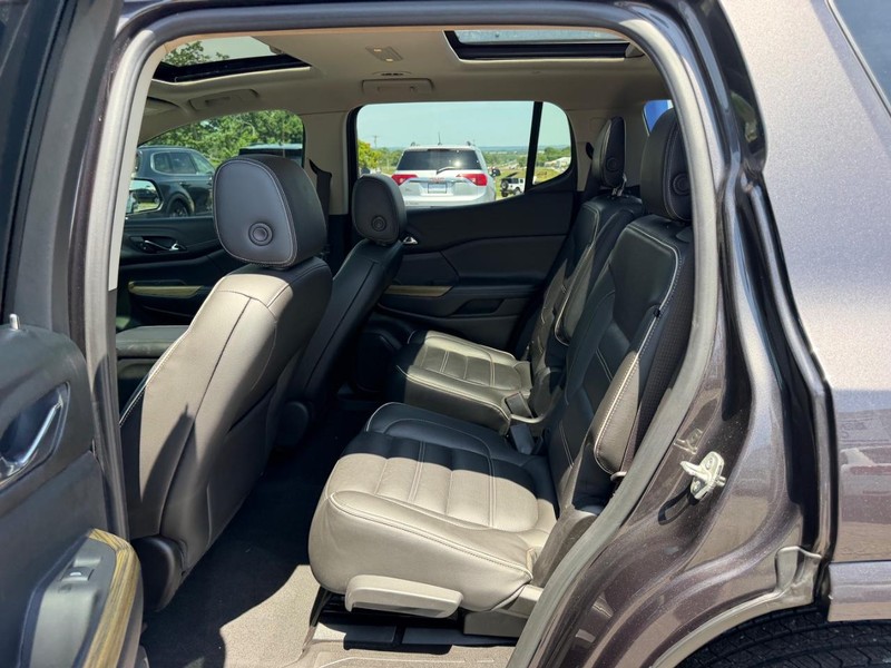 GMC Acadia Vehicle Image 09