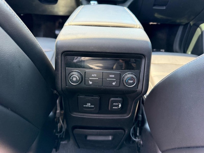 GMC Acadia Vehicle Image 11
