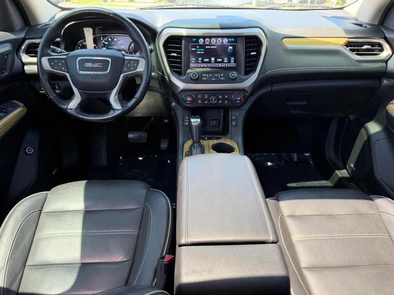 GMC Acadia Vehicle Image 12