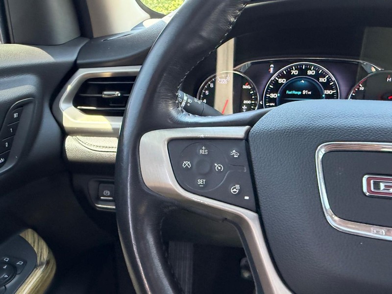 GMC Acadia Vehicle Image 14