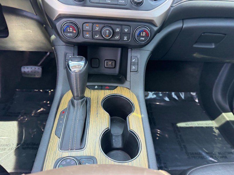 GMC Acadia Vehicle Image 18