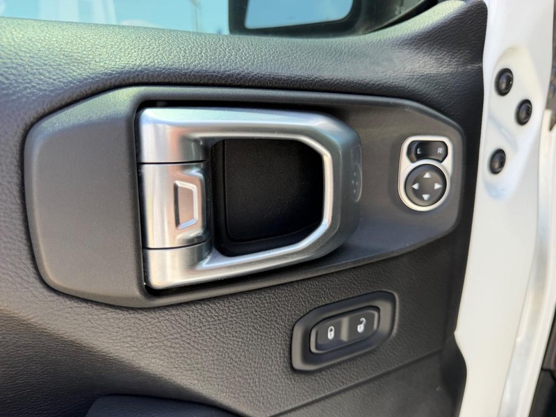 Jeep Wrangler Unlimited Vehicle Image 16