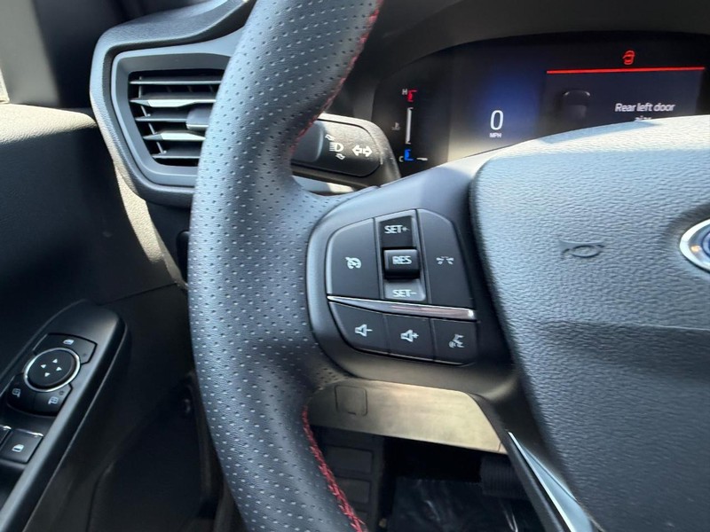 Ford Escape Vehicle Full-screen Gallery Image 10