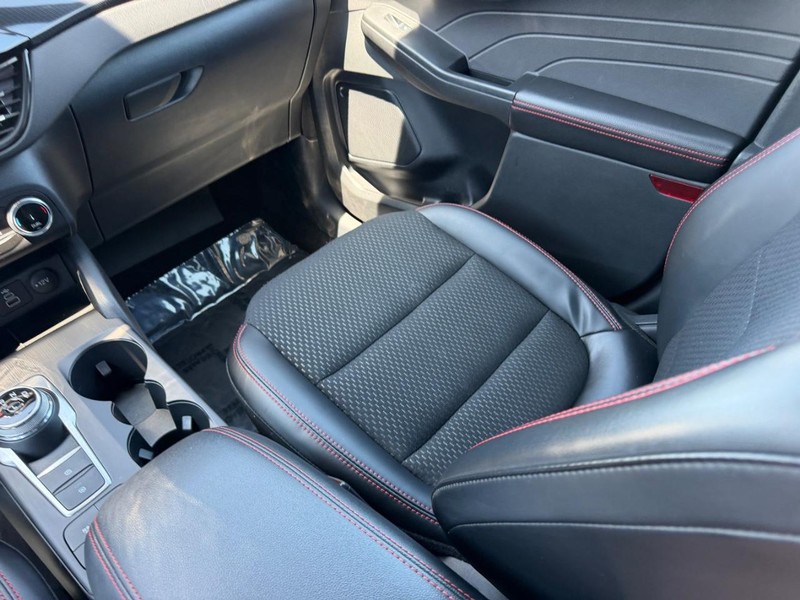 Ford Escape Vehicle Full-screen Gallery Image 15