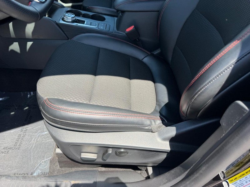 Ford Escape Vehicle Full-screen Gallery Image 17