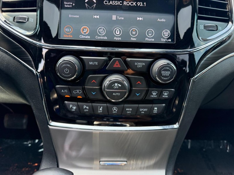 Jeep Grand Cherokee Vehicle Image 15