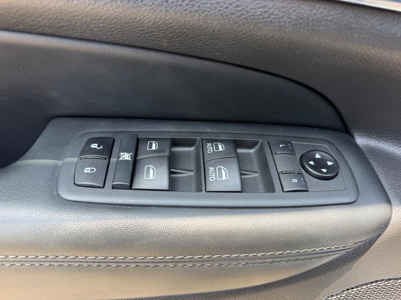 Jeep Grand Cherokee Vehicle Image 18