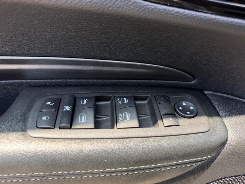 Dodge Durango Vehicle Full-screen Gallery Image 17