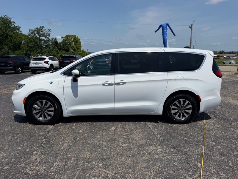 Chrysler Pacifica Vehicle Image 02