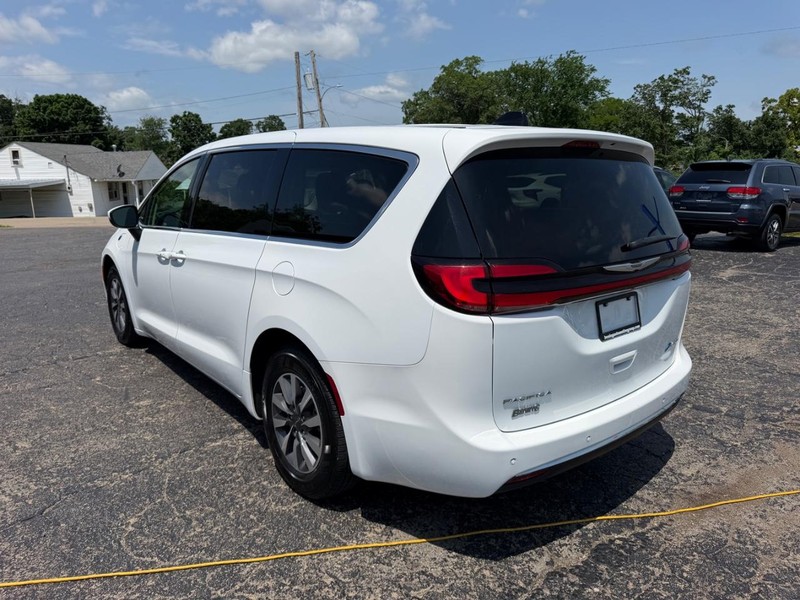 Chrysler Pacifica Vehicle Image 03