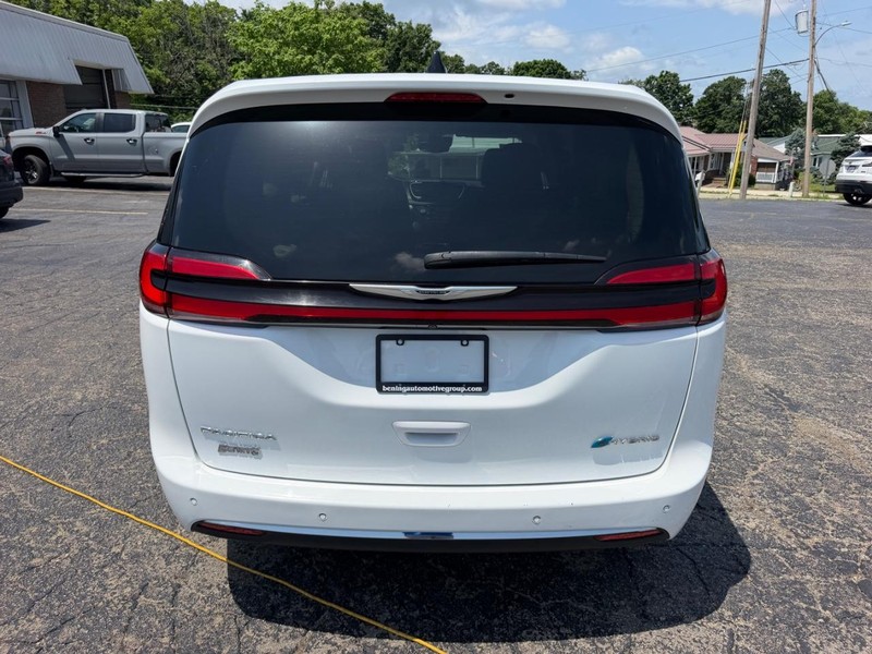 Chrysler Pacifica Vehicle Image 04