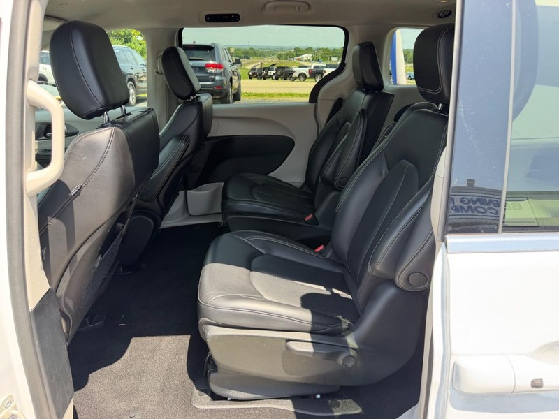 Chrysler Pacifica Vehicle Image 09