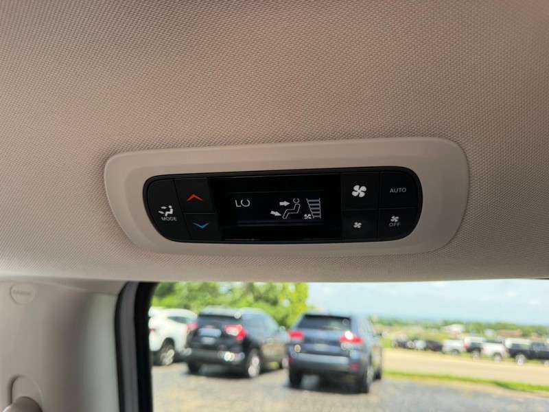 Chrysler Pacifica Vehicle Image 10