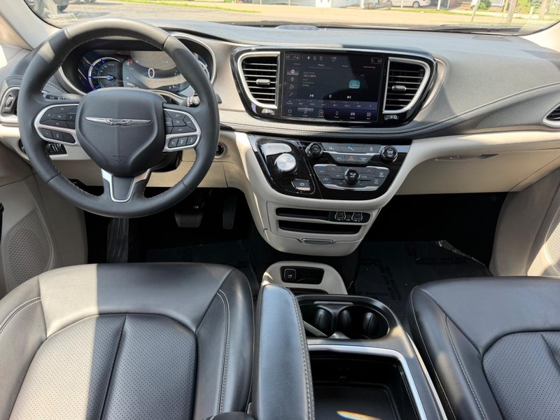 Chrysler Pacifica Vehicle Image 11