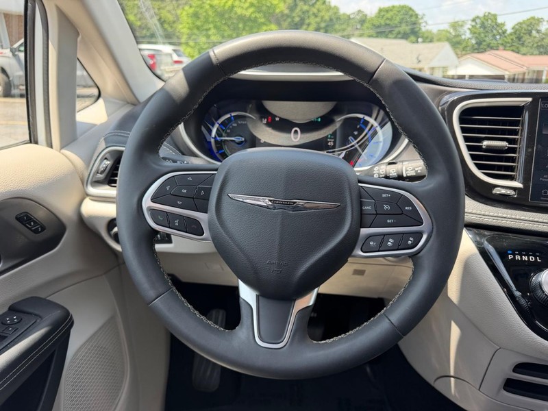 Chrysler Pacifica Vehicle Image 12