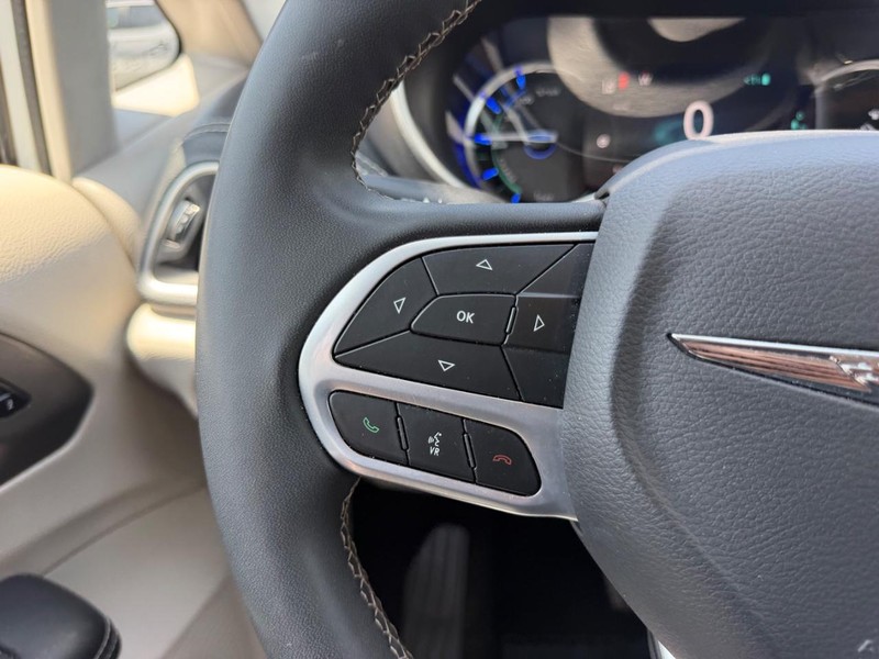 Chrysler Pacifica Vehicle Image 13