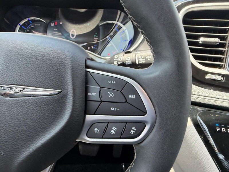 Chrysler Pacifica Vehicle Image 14
