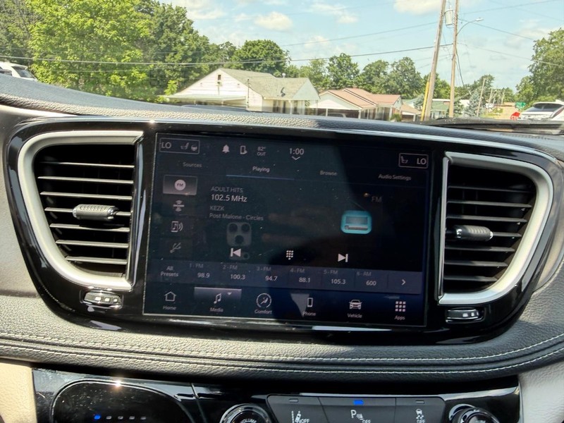 Chrysler Pacifica Vehicle Image 15