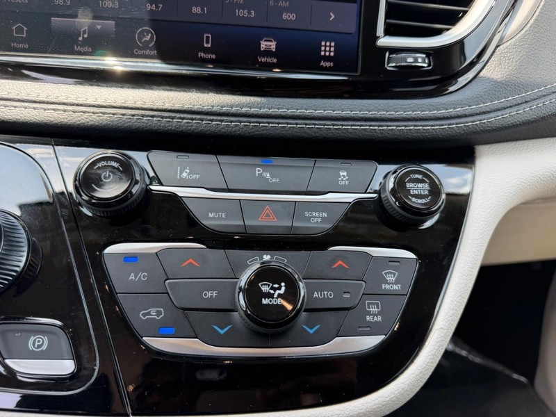 Chrysler Pacifica Vehicle Image 16