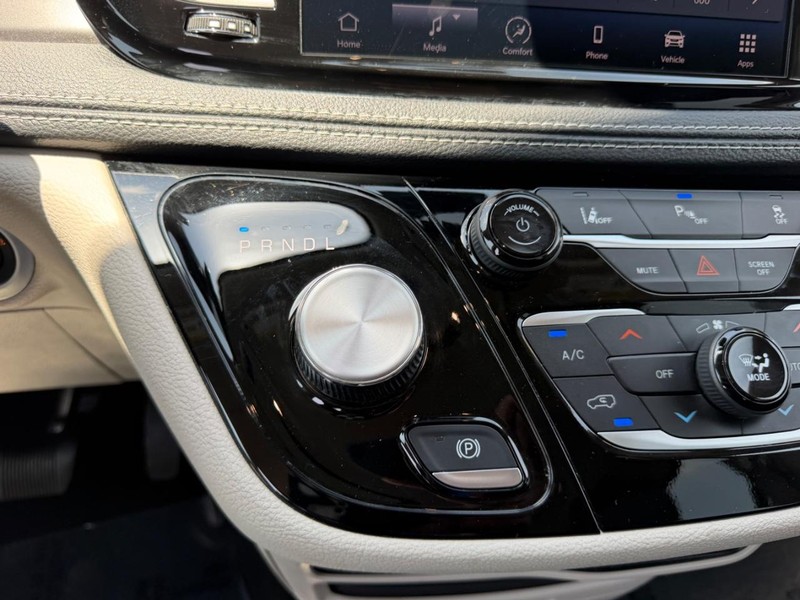 Chrysler Pacifica Vehicle Image 17