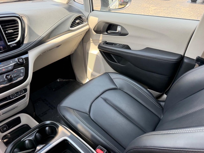 Chrysler Pacifica Vehicle Image 18