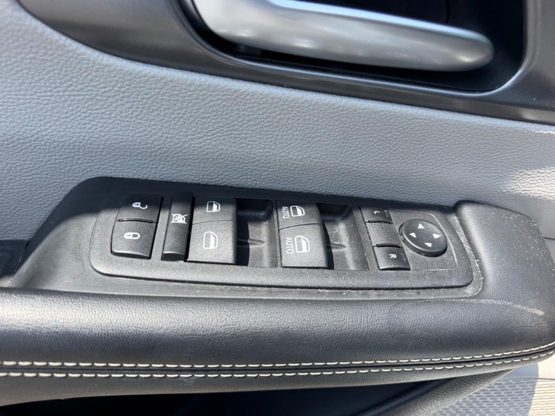 Chrysler Pacifica Vehicle Image 19
