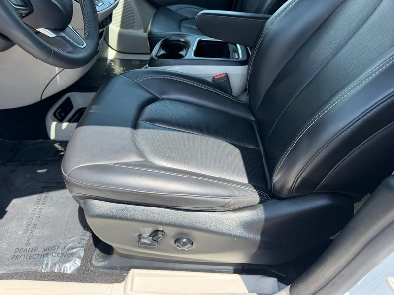Chrysler Pacifica Vehicle Image 21