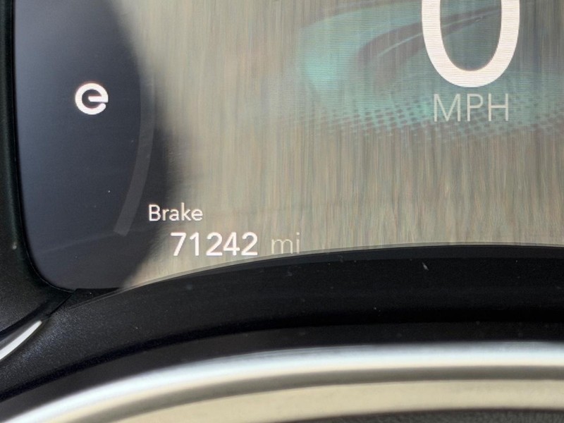 Chrysler Pacifica Vehicle Image 22