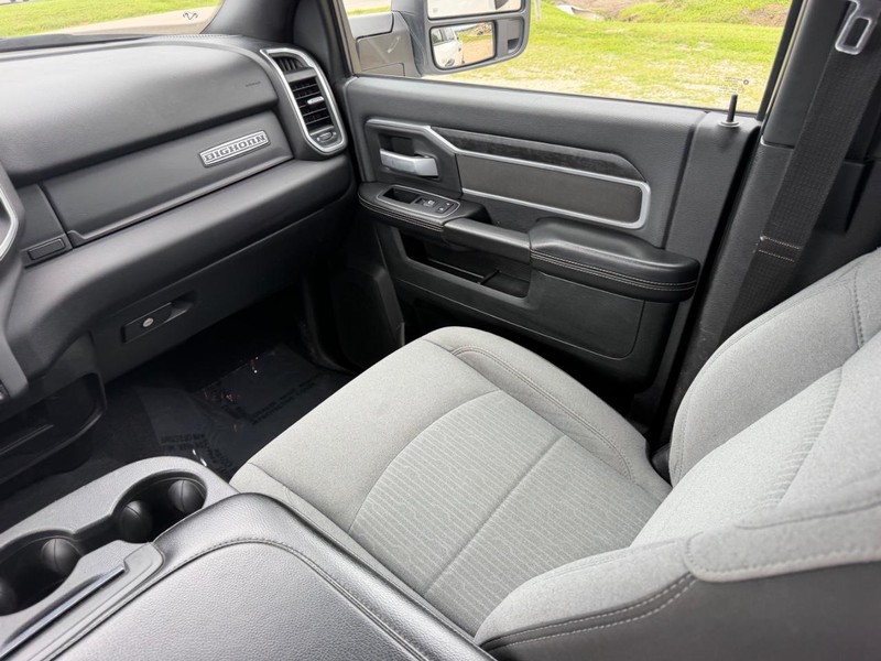 Ram 2500 Vehicle Full-screen Gallery Image 14