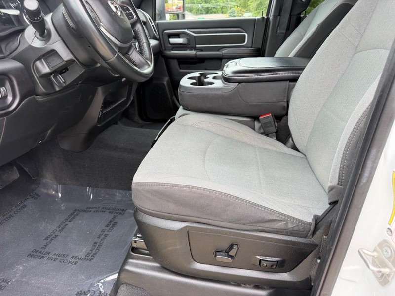 Ram 2500 Vehicle Full-screen Gallery Image 16
