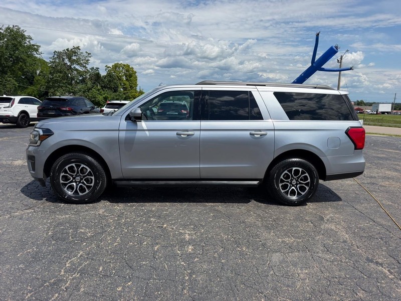 Ford Expedition Max Vehicle Full-screen Gallery Image 02