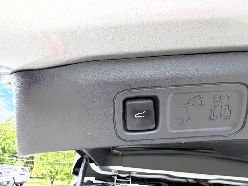 Ford Expedition Max Vehicle Full-screen Gallery Image 06