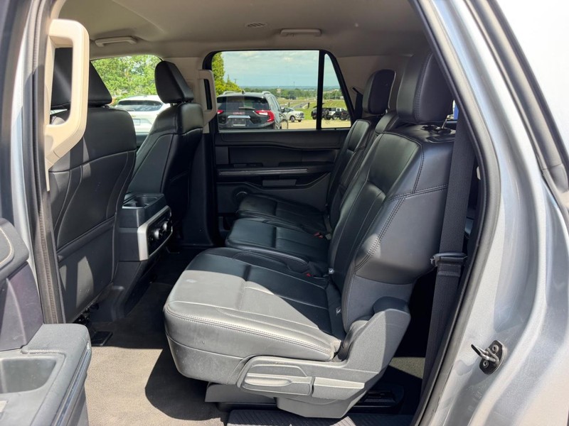 Ford Expedition Max Vehicle Full-screen Gallery Image 09
