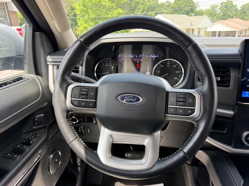 Ford Expedition Max Vehicle Full-screen Gallery Image 12
