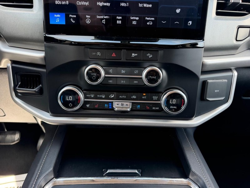 Ford Expedition Max Vehicle Full-screen Gallery Image 16