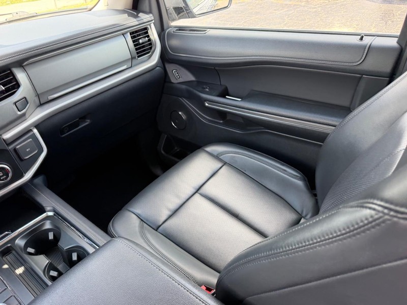 Ford Expedition Max Vehicle Full-screen Gallery Image 18