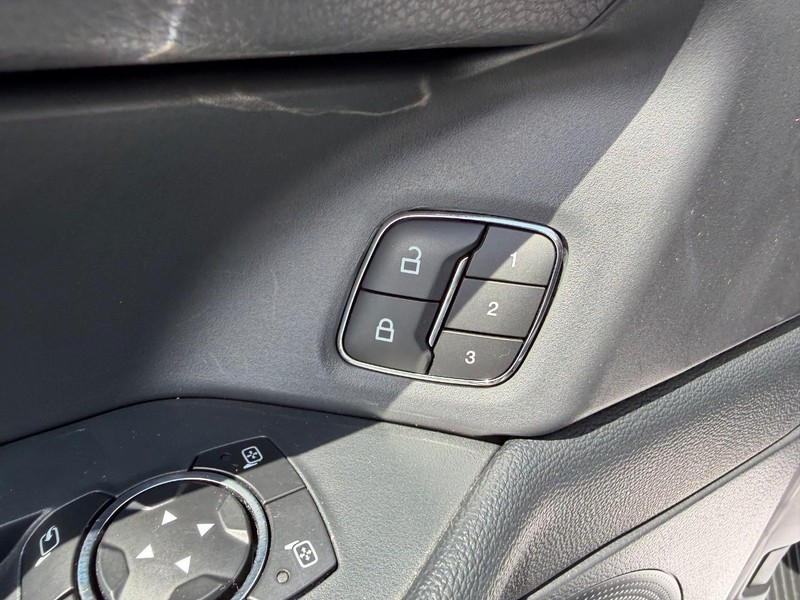 Ford Expedition Max Vehicle Full-screen Gallery Image 20