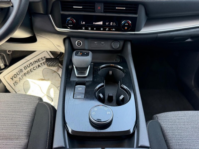 Nissan Rogue Vehicle Image 14