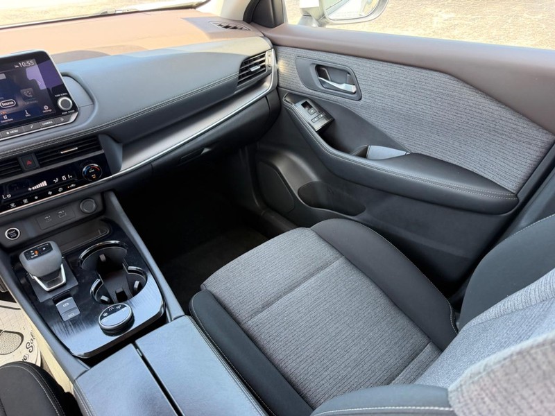 Nissan Rogue Vehicle Image 15