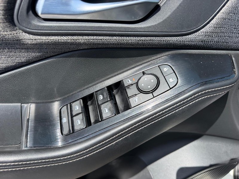 Nissan Rogue Vehicle Image 16